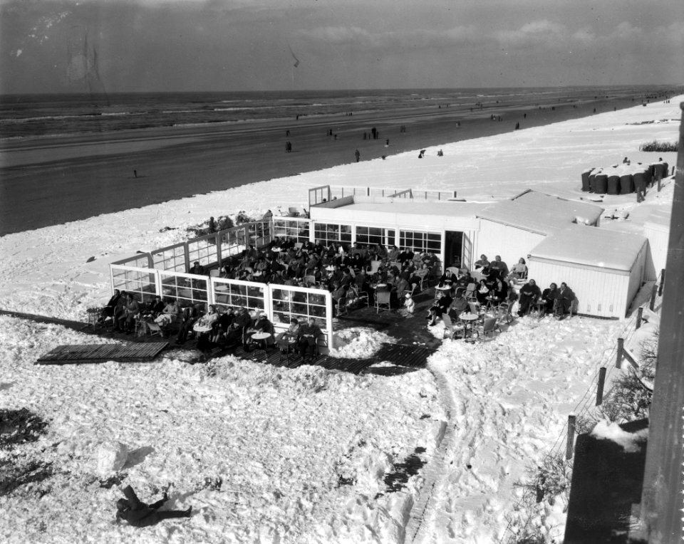 Zonnebad op een besneeuwd strand te Zandfvoort, Bestanddeelnr 909-3915