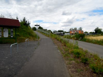 Zuckerbahn-Radweg in Zeitz an der Anschlussstelle Naumburger Straße beim ehem. Hermannschacht -Auffahrt, Tierheim Zeitz im Hintergrund- im Juli 2019