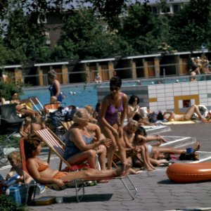 Zonnebaders in het De Mirandabad te Amsterdam, Bestanddeelnr 254-9273