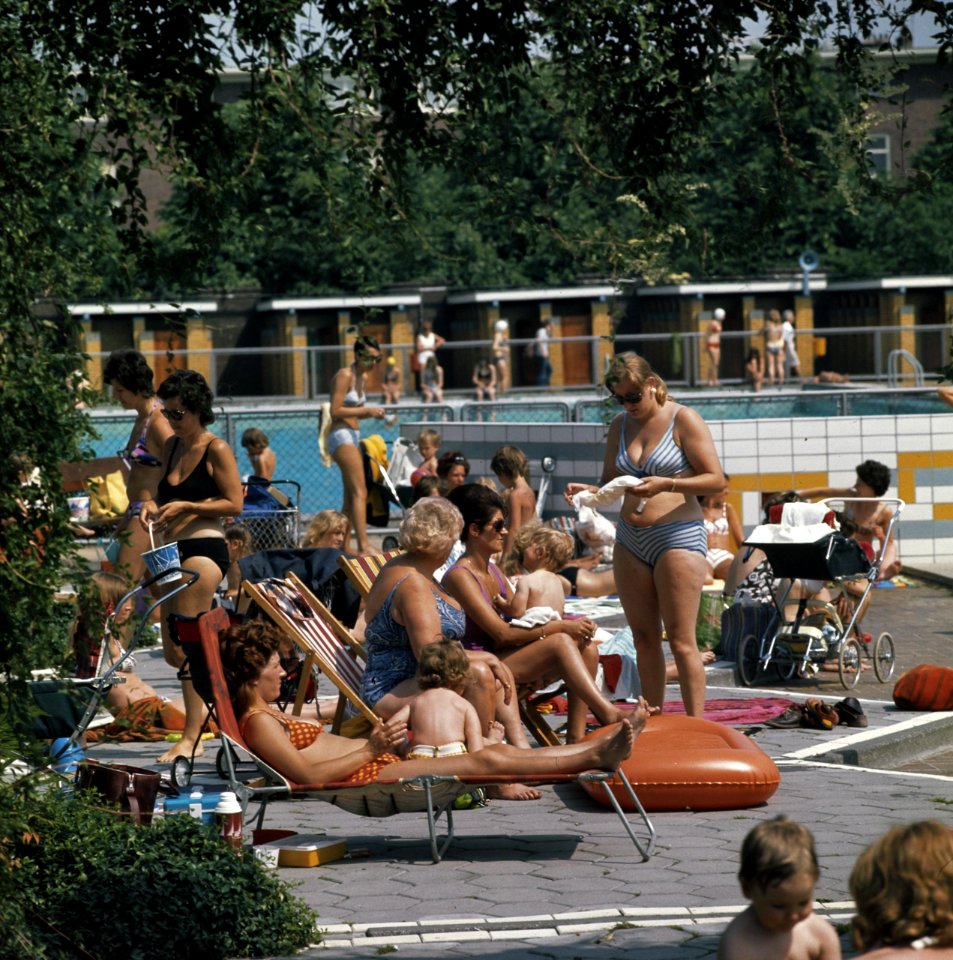 Zonnebaders in het Mirandabad te Amsterdam, Bestanddeelnr 254-9269