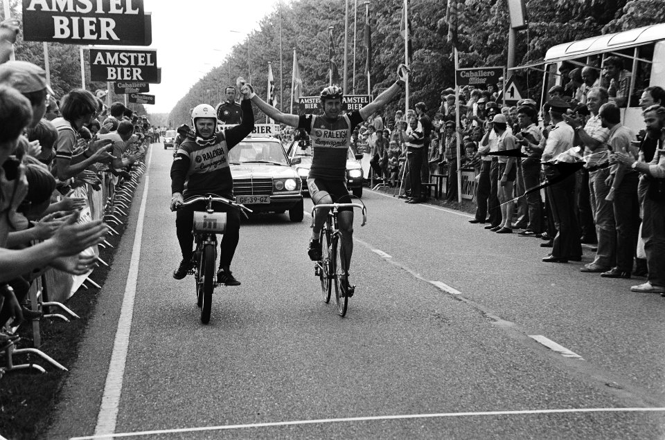 Zuiderzee Derny Tour , 307 km verreden Ludo Peeters (Belgie, r.) met zijn gangm, Bestanddeelnr 932-1882