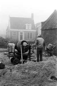 Zuiderzeemuseum, Bouwvakker bezig bij een cementmolen, Bestanddeelnr 931-2875