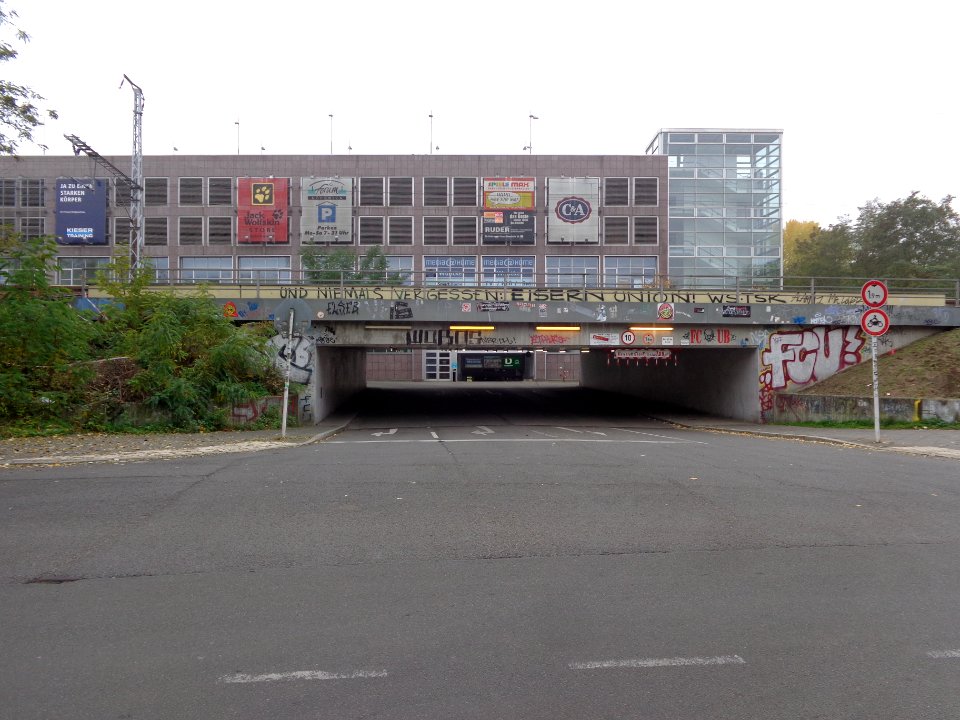 Zufahrt zum Parkhaus des Forum Köpenick