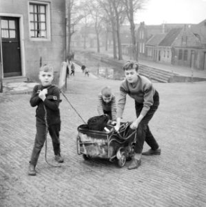 Zoons van slager M. Groot uit Medemblik halen het vee o dat hun vader bij boeren, Bestanddeelnr 912-1196