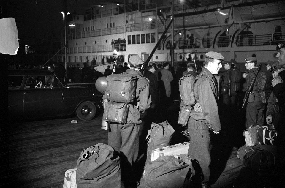 Zuiderkruis met militairen vertrokken naar Nieuw Guinea korte reportage van het , Bestanddeelnr 913-7925
