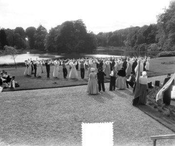 Zuid-Afrikaanse volksdansers op Soestdijk. Aanbieding pop aan Marijke, Bestanddeelnr 905-7205