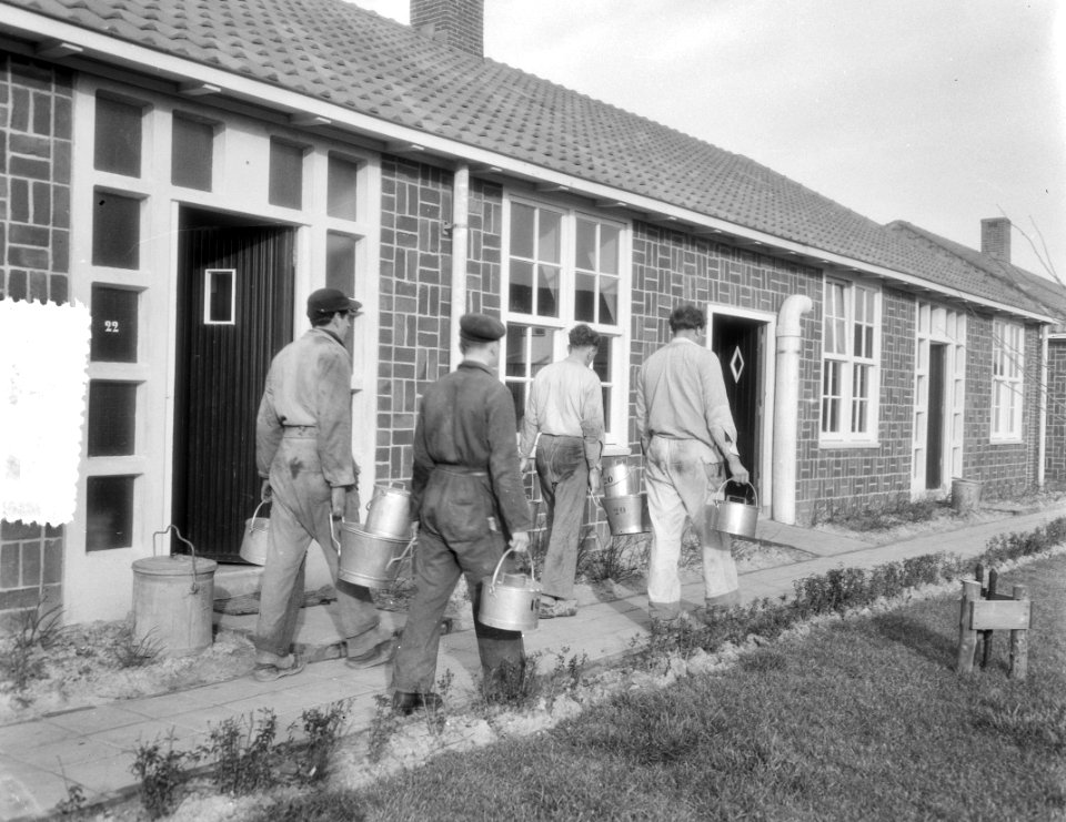 Zuiderzeewerken. Arbeiders gaan eten halen, Bestanddeelnr 906-8575