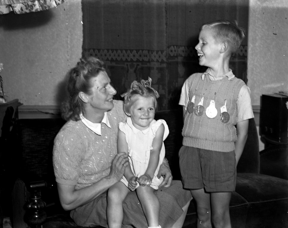 Zoontje met 4 gouden medailles. Fanny Blankers-Koen met dochtertje, Bestanddeelnr 902-9027