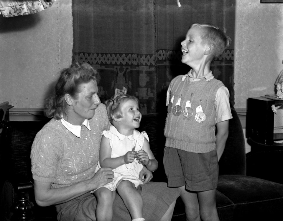 Zoontje met 4 gouden medailles. Fanny Blankers-Koen met dochtertje, Bestanddeelnr 902-9022