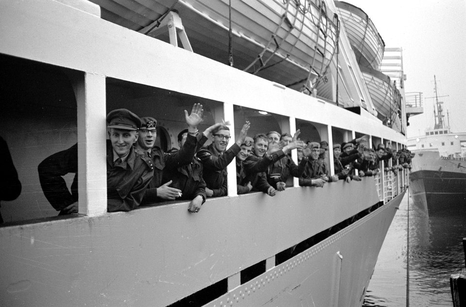 Zuiderkruis met militairen vertrokken naar Nieuw Guinea korte reportage van het , Bestanddeelnr 913-7924