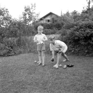 Zoontjes Kreisselmeier spelen jeu de boules op een grasveld, Bestanddeelnr 254-5020