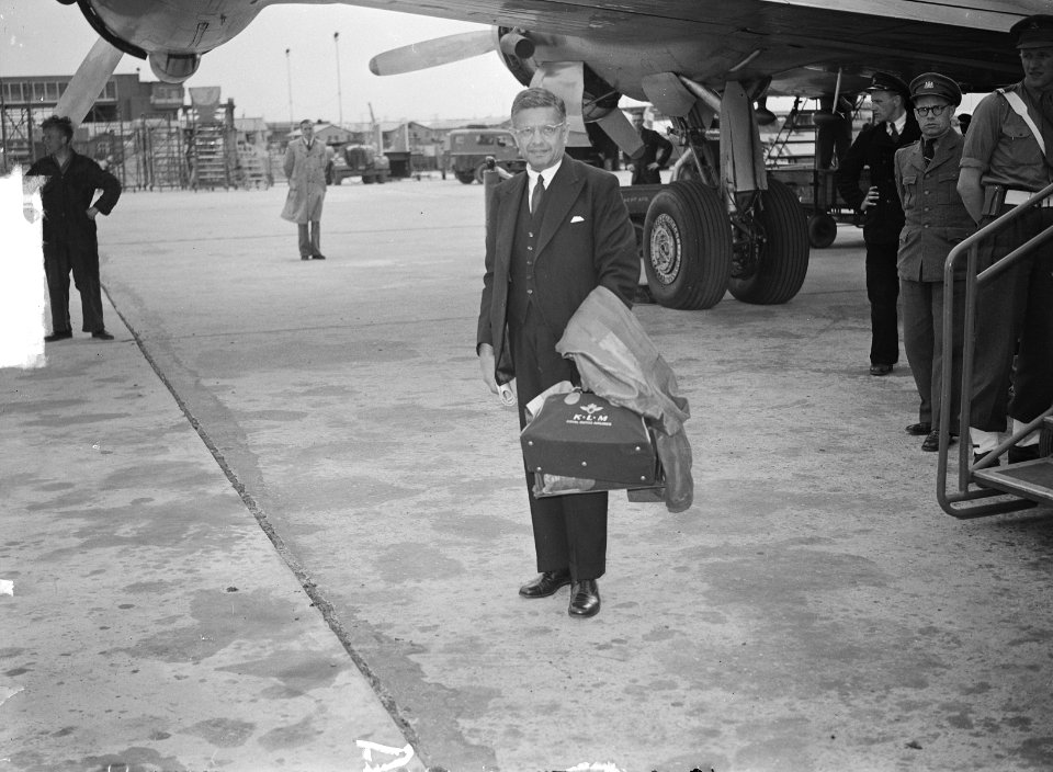 Zoon van Ghandi op Schiphol, Bestanddeelnr 903-4213