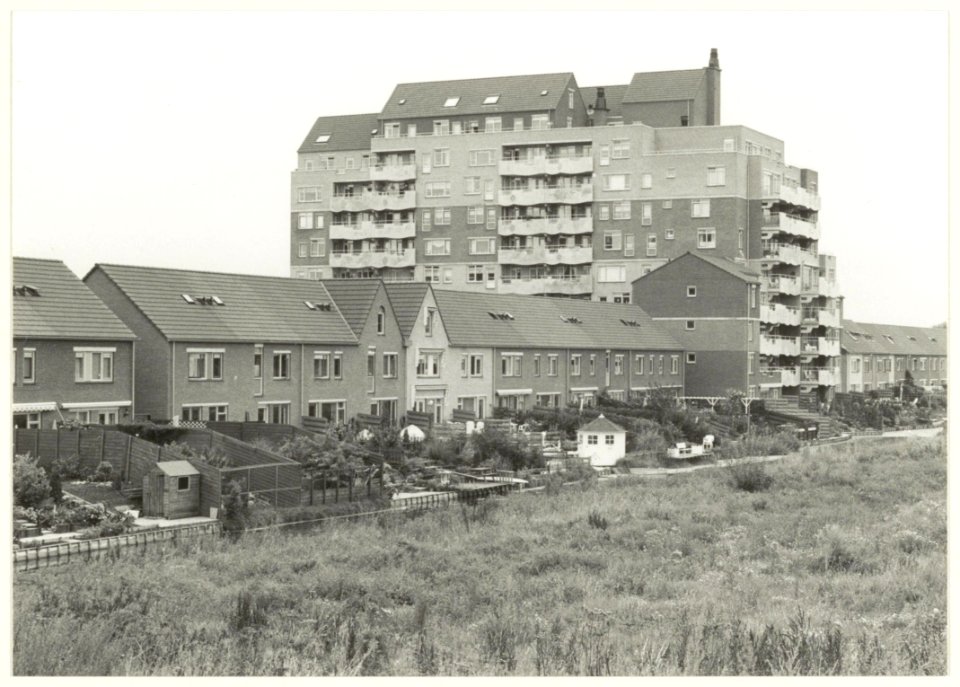 Zuiderpolder. Gezicht op de laag- en hoogbouw aan de Kartinistraat. NL-HlmNHA 54031712