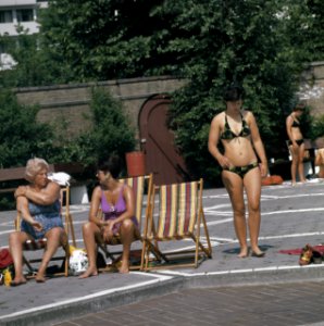 Zonnebaders in het De Mirandabad te Amsterdam, Bestanddeelnr 254-9272