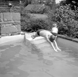 Zoontjes Kreisselmeier spelend in een zwembad, Bestanddeelnr 254-5030