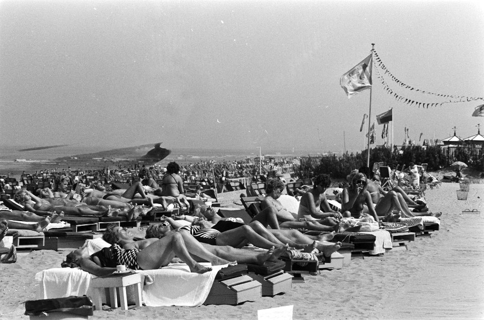 Zonnig strand Zandvoort, Bestanddeelnr 933-3677