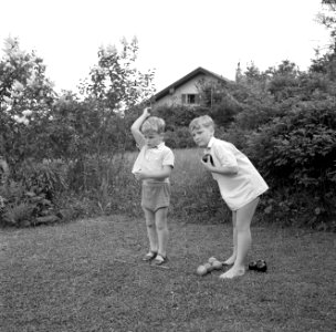 Zoontjes Kreisselmeier spelen jeu de boules op een grasveld, Bestanddeelnr 254-5019