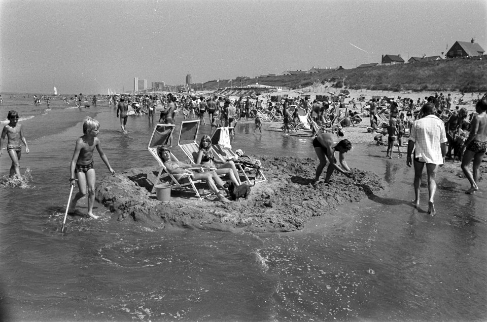 Zonnende mensen op een zelfgemaakt eilandje in Zandvoort, Bestanddeelnr 928-0821