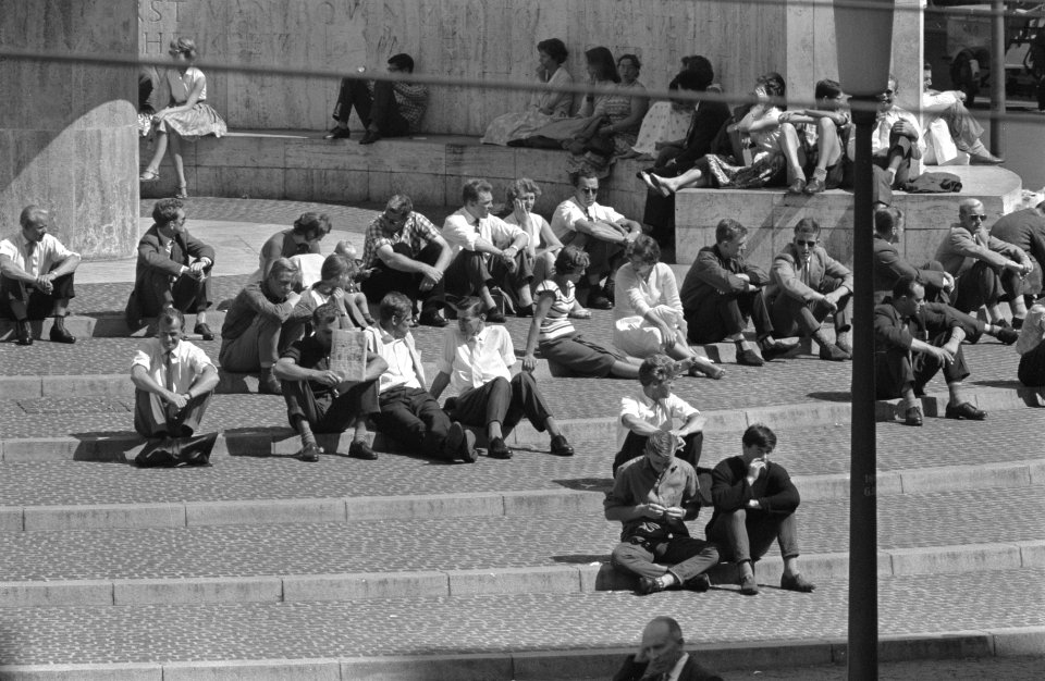 Zonnende mensen bij het Nationaal Monument op de Dam te Amsterdam, Bestanddeelnr 910-6048