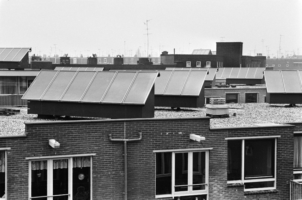 Zonneboilers op daken van nieuwbouw in Formosastraat als proef en voorzien met b, Bestanddeelnr 931-9992