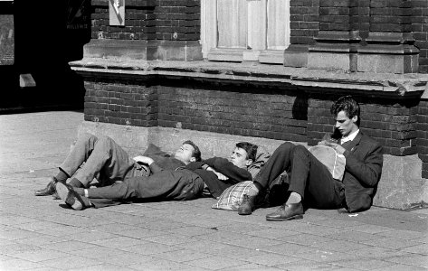 Zonnebaders op station Hollands Spoor te Den Haag, Bestanddeelnr 911-5652