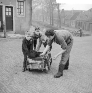 Zoons van slager M Groot uit Medemblik halen het vee o dat hun vader bij boeren, Bestanddeelnr 912-1194
