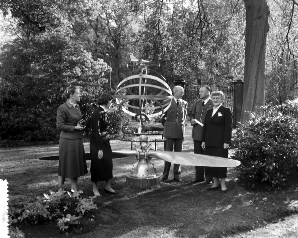 Zonnewijzer voor Luitenant Generaal Anton Baretta van Koninklijke Luchtmacht Va, Bestanddeelnr 908-1038