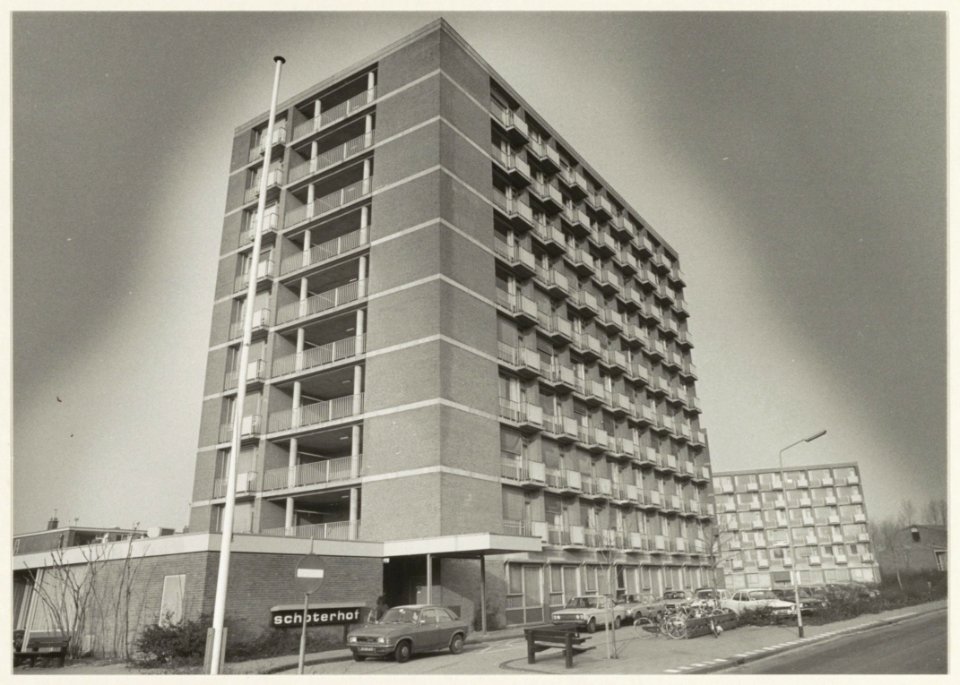 Zorgcentrum Schoterhof aan de Plesmanlaan 10, ziende naar het noorden. NL-HlmNHA 54010405