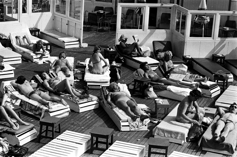 Zonnende mensen op strandterras, Bestanddeelnr 930-2650