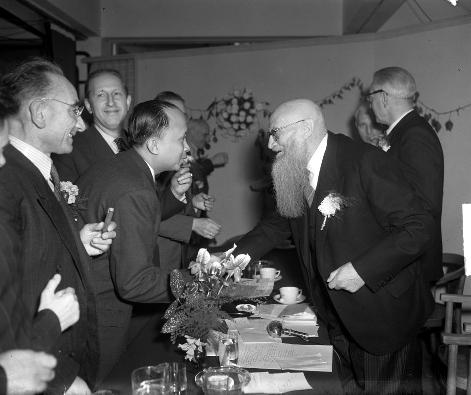 Zonnestraal 25 jaar Jan van Zutphen met wethouder In t Veld, Bestanddeelnr 904-2170