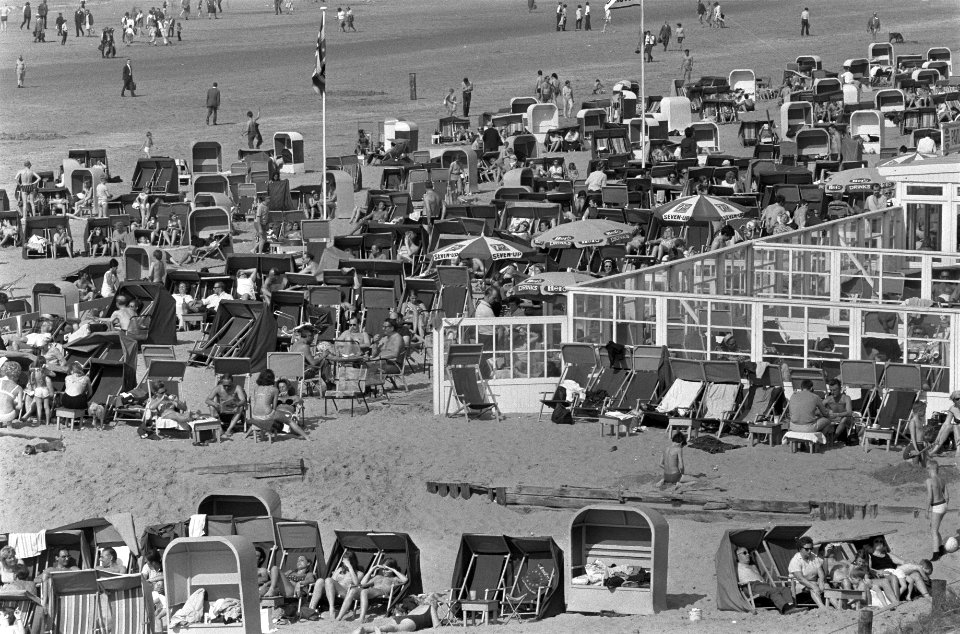 Zonaanbidders op strand Zandvoort camping, strand met stoelen, Bestanddeelnr 922-2706