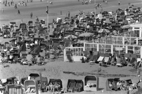 Zonaanbidders op strand Zandvoort camping, strand met stoelen, Bestanddeelnr 922-2706