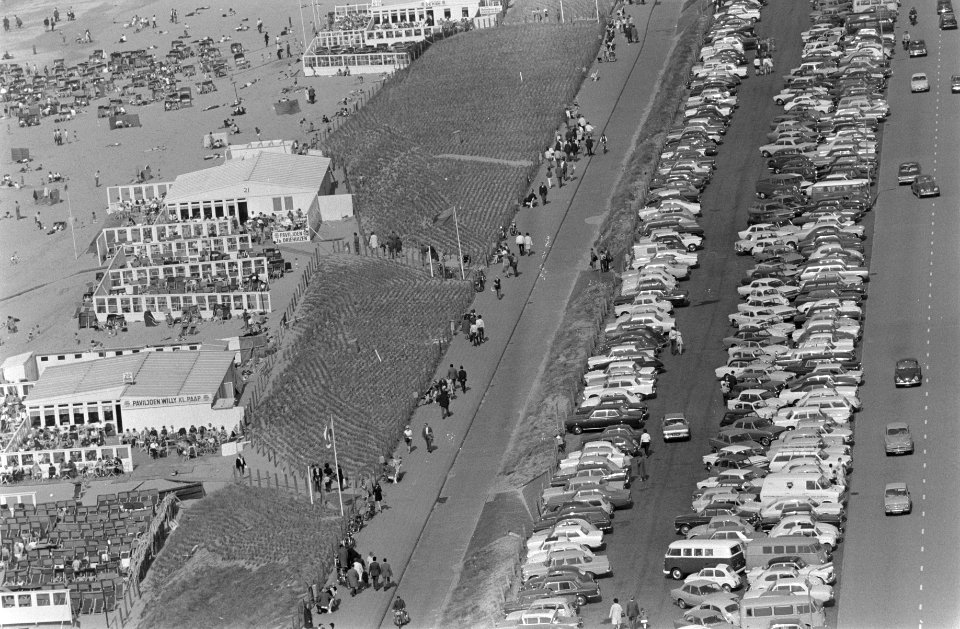 Zonaanbidders op strand Zandvoort boulevard, Bestanddeelnr 922-2704