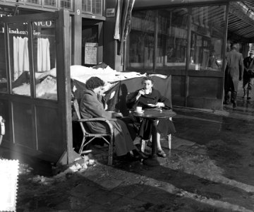 Zonnen op terras Rembrandtplein, Amsterdam, Bestanddeelnr 906-9494