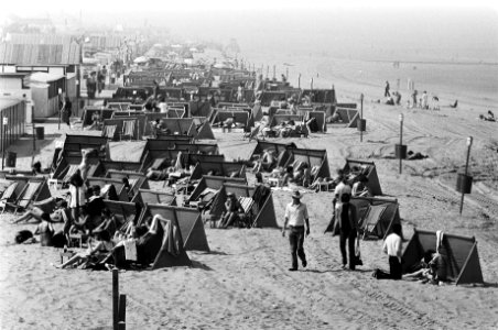 Zonnende mensen op het strand, Bestanddeelnr 930-2649