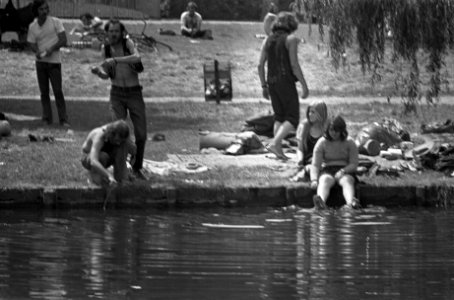 Zonnebaders in Vondelpark, Bestanddeelnr 926-5122