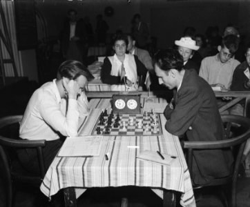 Zone schaaktoernooi Hilversum. Pachman (Tjeschoslowije, links) vs. Tsvetkov (Bul, Bestanddeelnr 902-2911