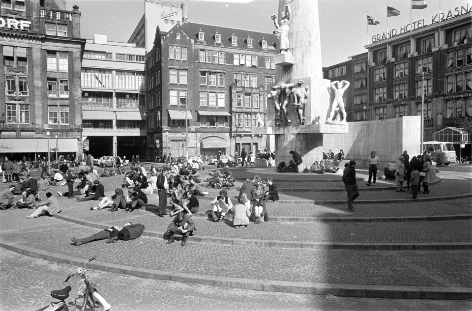 Zonnen op de trappen van het Nationale Monument op de Dam Amsterdam, Bestanddeelnr 922-2649