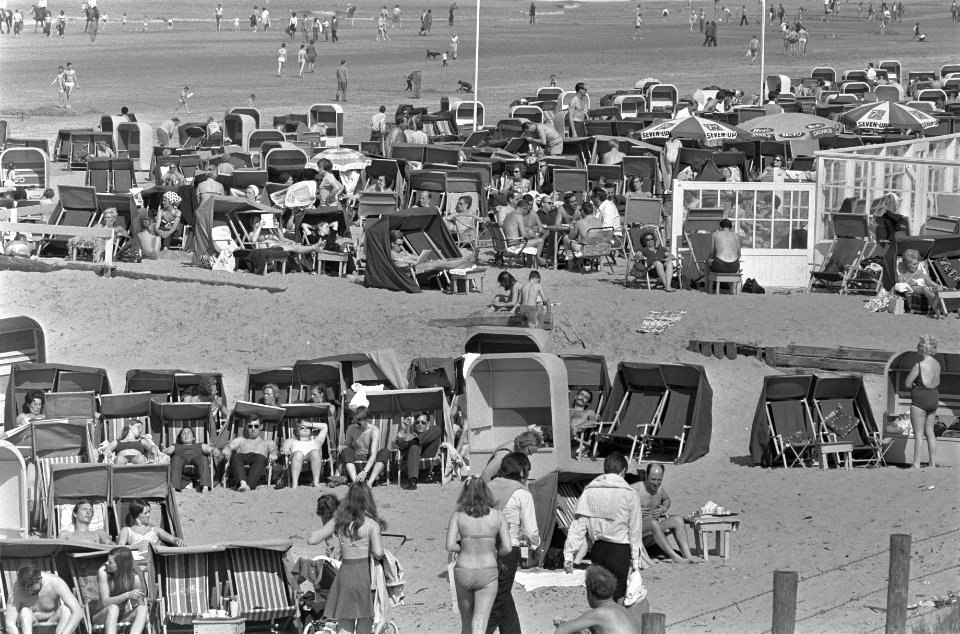 Zonaanbidders op strand Zandvoort strand Zandvoort, nr. 12 boulevard, Bestanddeelnr 922-2703