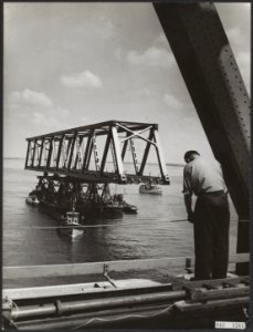 Zondagmiddag is opnieuw een brugdeel in de spoorbrug over de Moerdijk ingevaren., Bestanddeelnr 043-1261