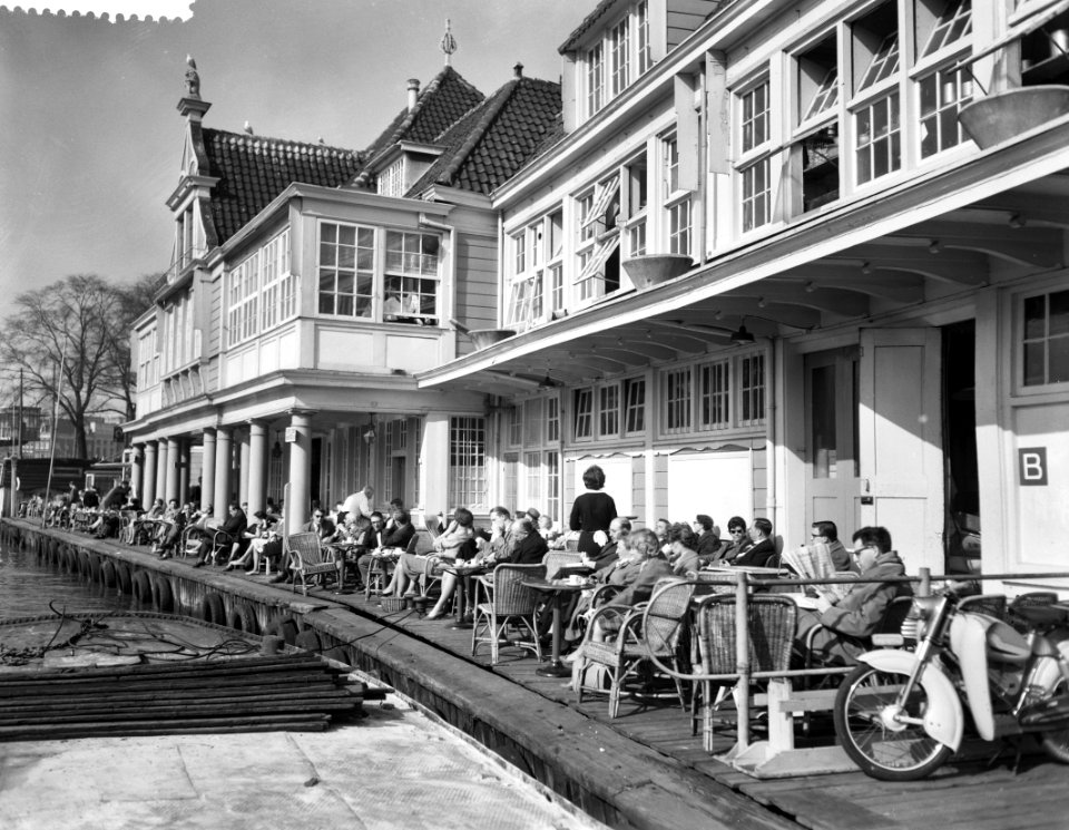 Zonnig weer in Amsterdam, mensen op terras, Bestanddeelnr 911-0930