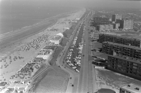 Zonaanbidders op strand Zandvoort boulevard Zandvoort vanaf hoog punt, camping, Bestanddeelnr 922-2701