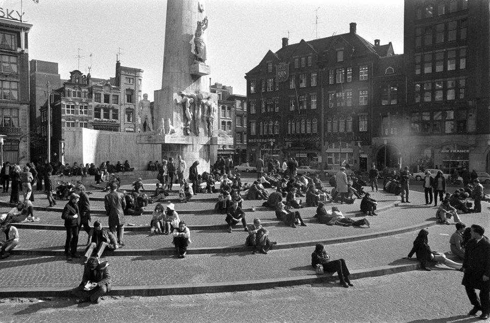 Zonnen op de trappen van het Nationale Monument op de Dam Amsterdam, Bestanddeelnr 922-2647