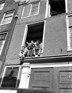Zonnen in Amsterdam Jongens in venster, Bestanddeelnr 912-2376 photo