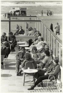 Zonnen op een terras in de vroege lente