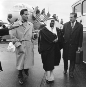 Zonen van koning Saoud op Schiphol Prins Bandar Bin Saud Aud en prins Mussaid B, Bestanddeelnr 913-3270
