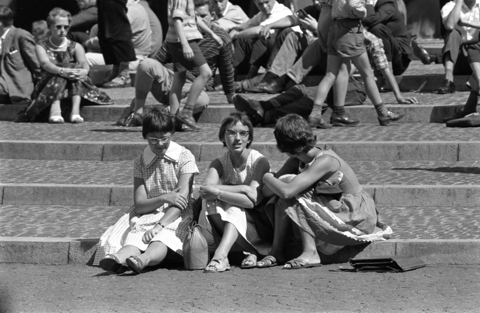 Zonnende mensen bij het Nationaal Monument op de Dam te Amsterdam, Bestanddeelnr 910-6050
