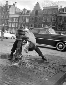 Zonnen in Amsterdam Dave Brinkman onder pomp, Bestanddeelnr 912-2379