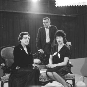 Zonder Schmink en Voetlicht , v.l.n.r. Fie Carelsen , Walter van de Kamp en Mi, Bestanddeelnr 911-1054