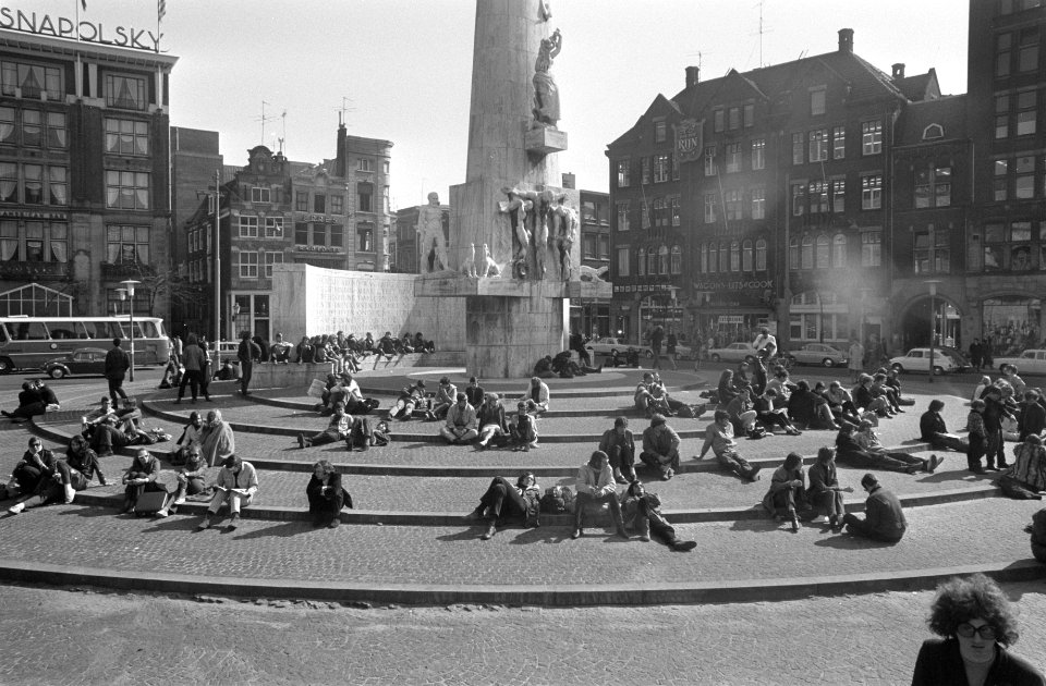 Zonnen op de trappen van het Nationale Monument op de Dam Amsterdam, Bestanddeelnr 922-2650